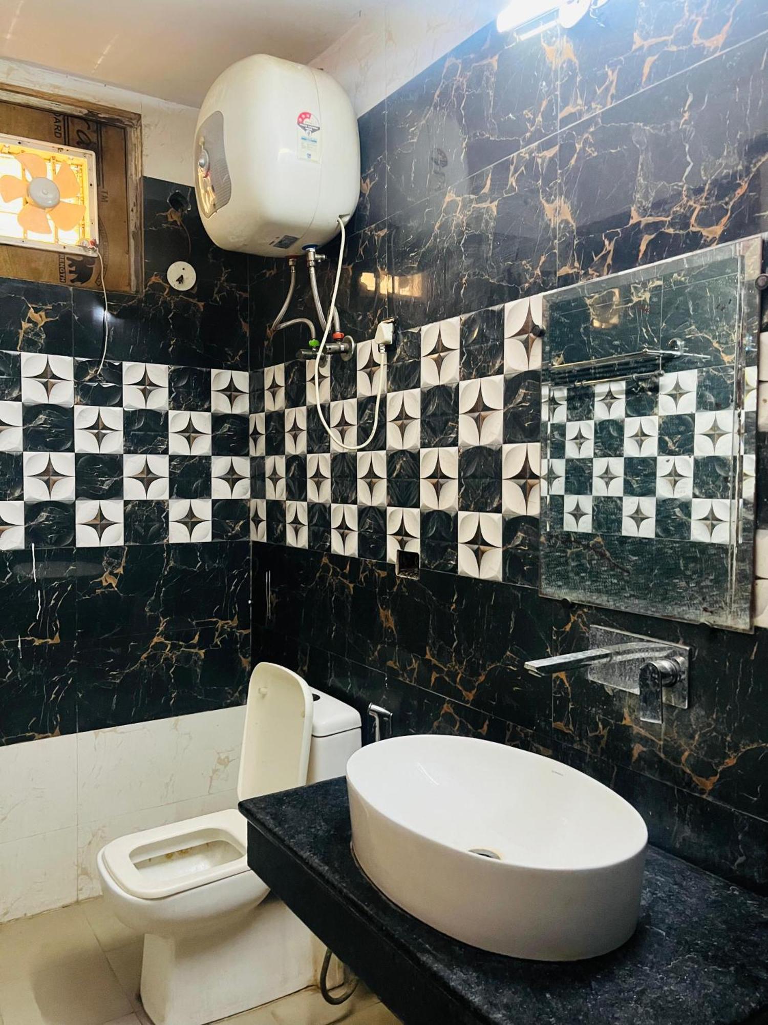 - Near Nizamunddin Railway Station Hotel