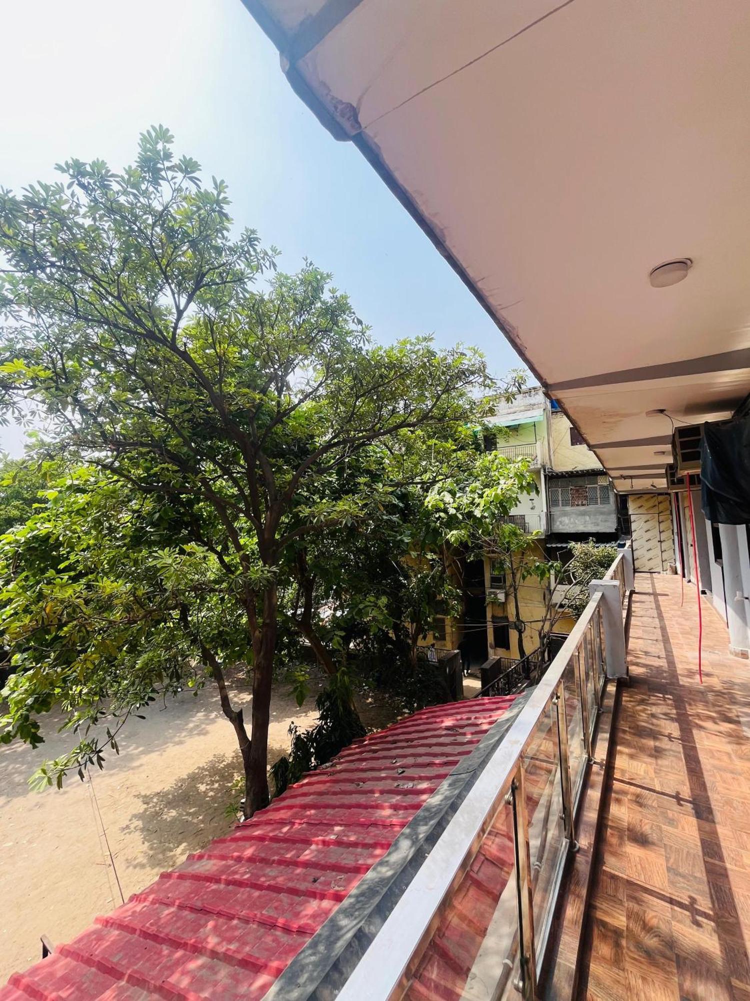 - Near Nizamunddin Railway Station 3* New Delhi