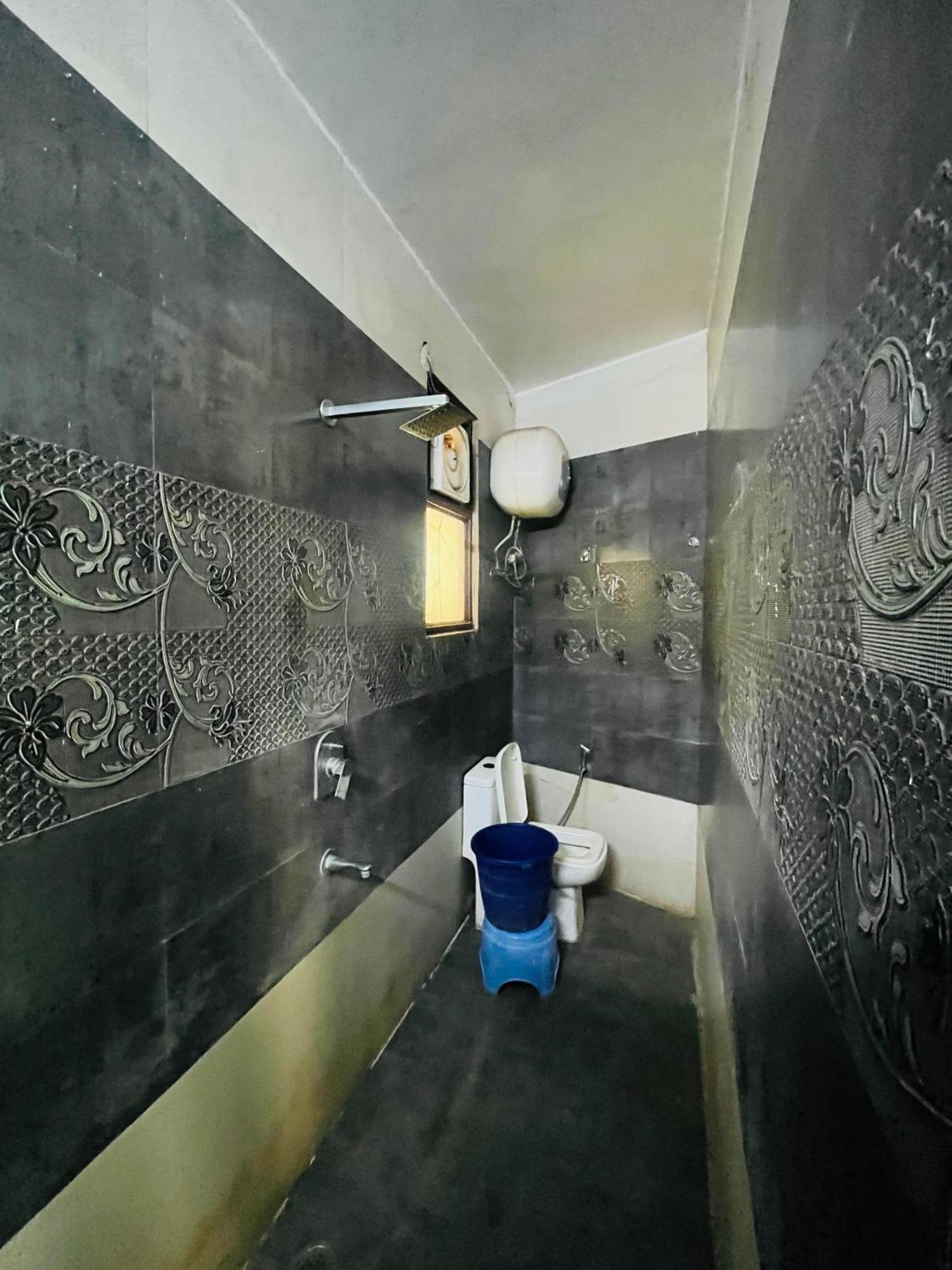 - Near Nizamunddin Railway Station Hotel 3*